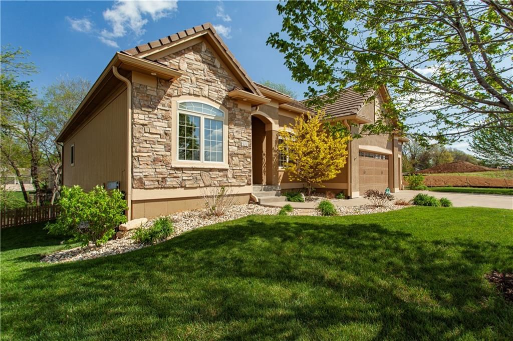 608 NE Sundown Drive — photo 2