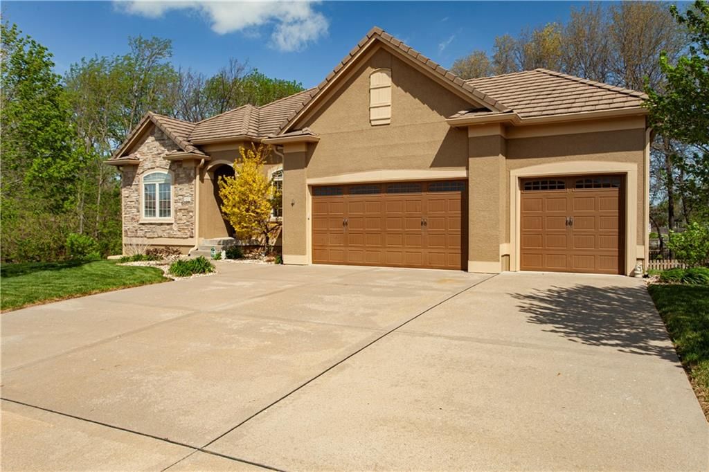 608 NE Sundown Drive — photo 3