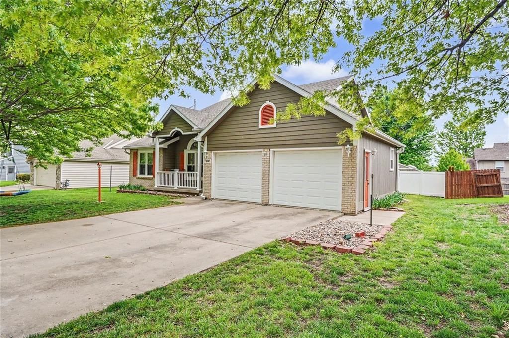 556 Brentwood Drive — photo 2