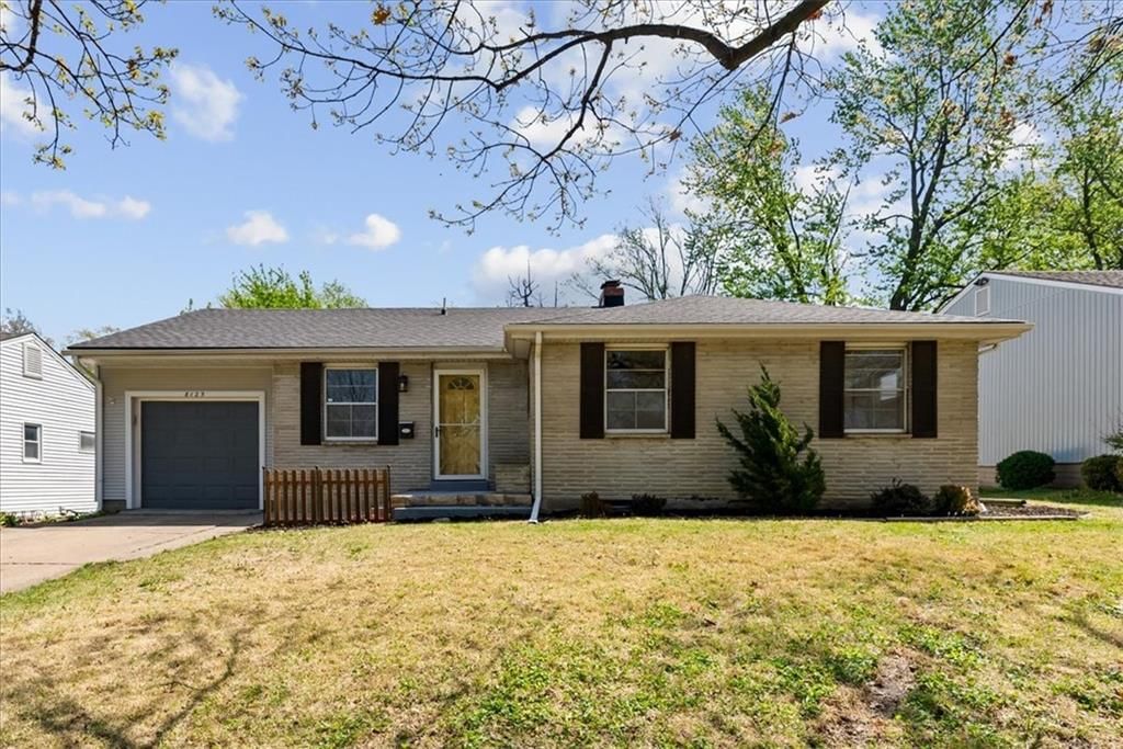 8125 Summit Street, Kansas City, MO