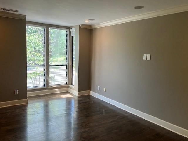 504 W 10th Street — photo 2