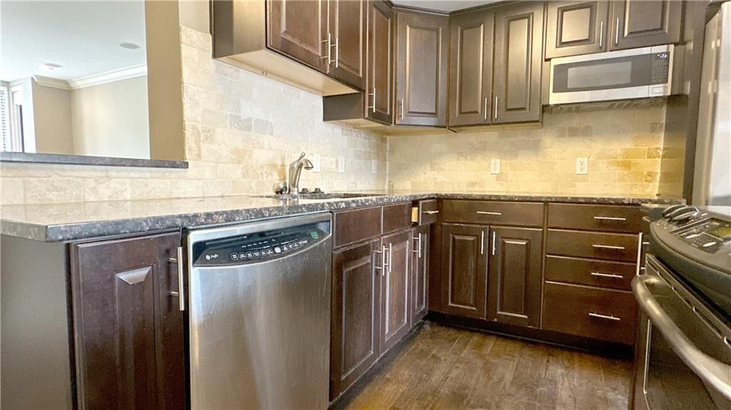 504 W 10th Street — photo 15