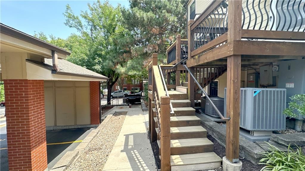 504 W 10th Street — photo 33