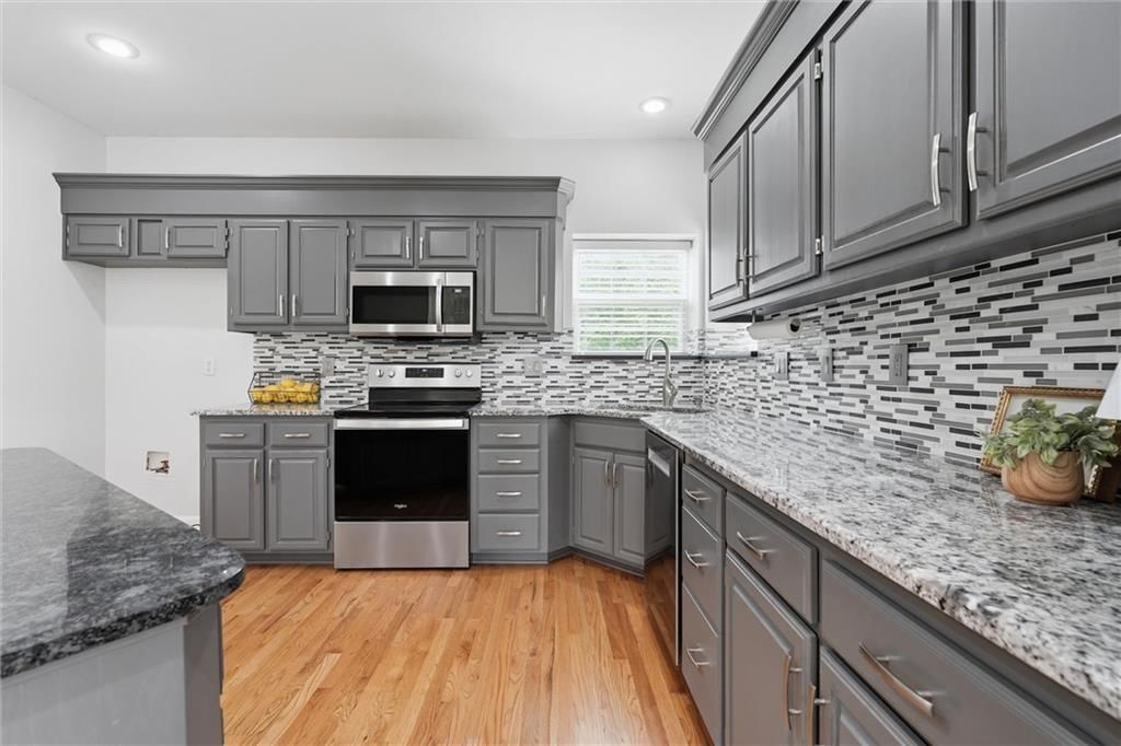 905 Paw Paw Lane — photo 3