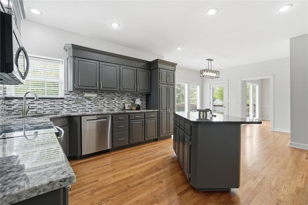 905 Paw Paw Lane — photo 4