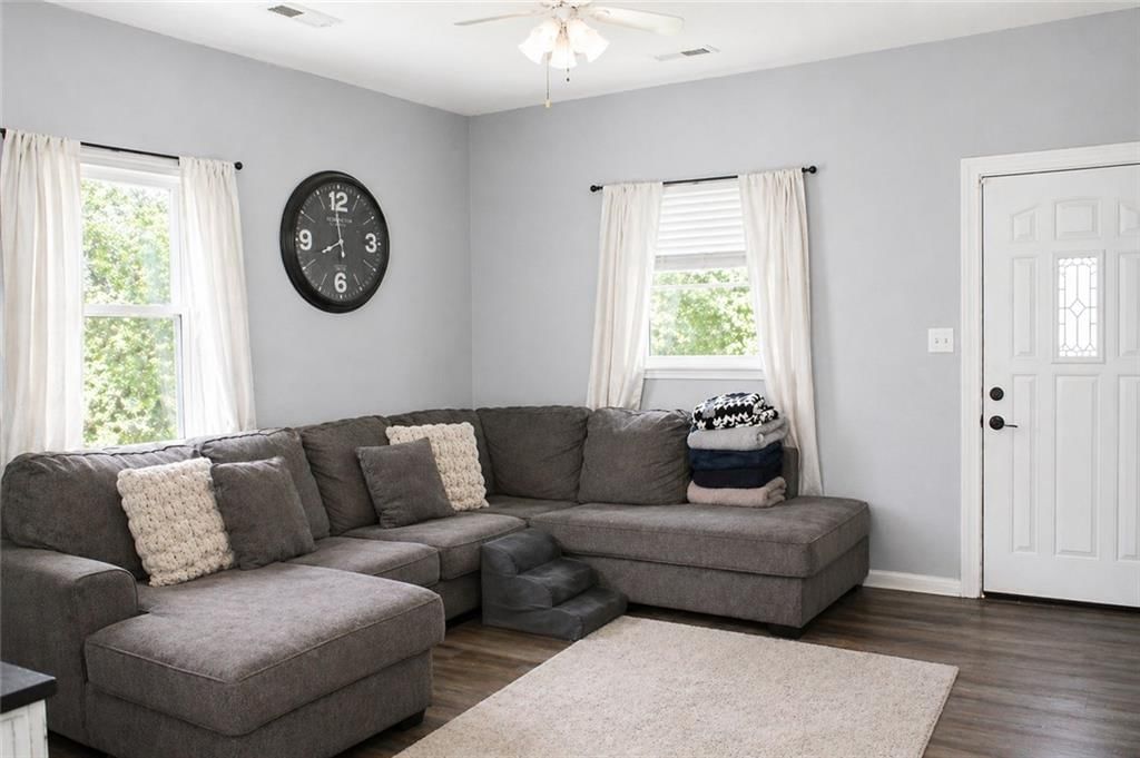 220 W 6th Street — photo 2