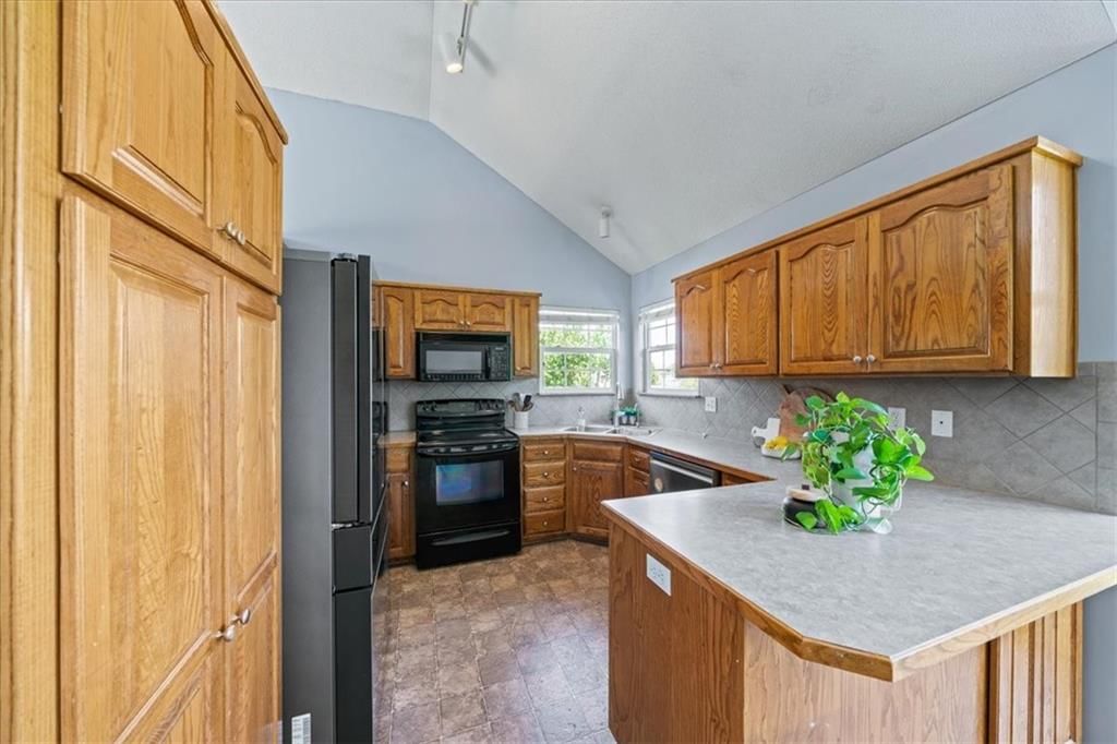 512 E Willow Street — photo 10