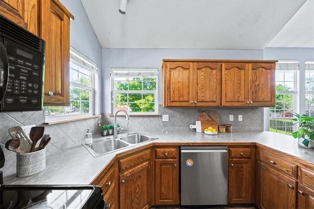 512 E Willow Street — photo 17