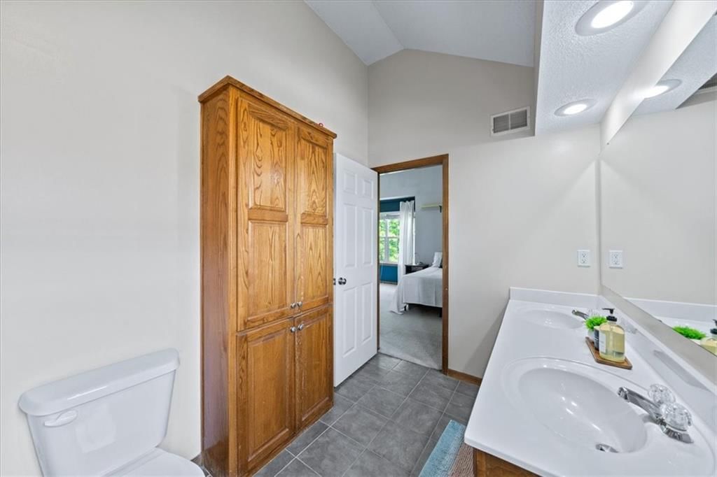 512 E Willow Street — photo 24