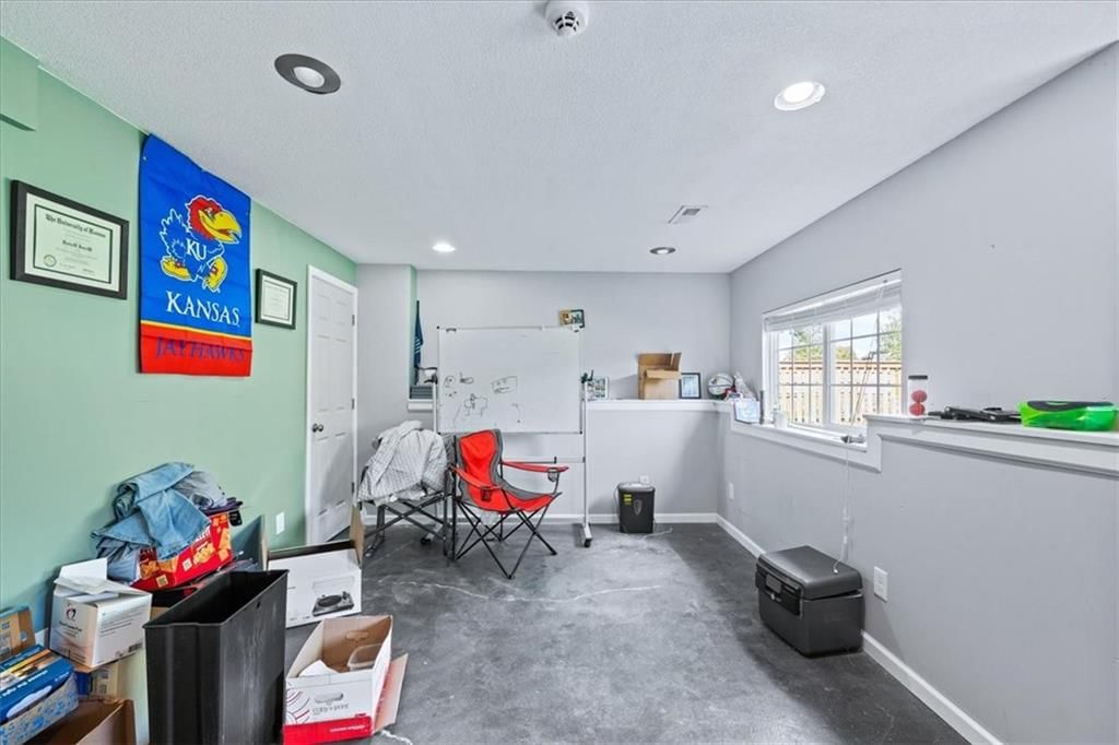 512 E Willow Street — photo 33