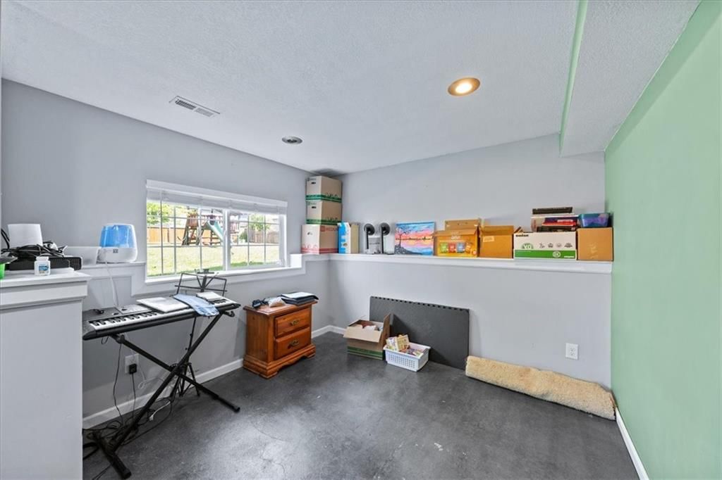 512 E Willow Street — photo 34