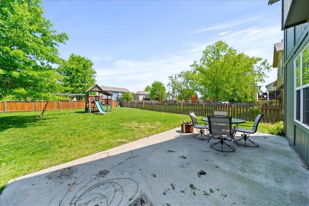512 E Willow Street — photo 36