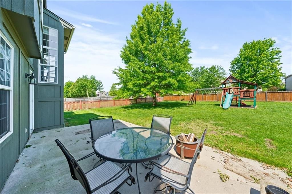512 E Willow Street — photo 37
