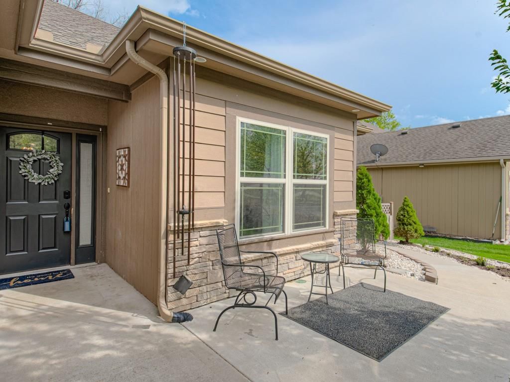1111 SE Oak Ridge Drive — photo 2