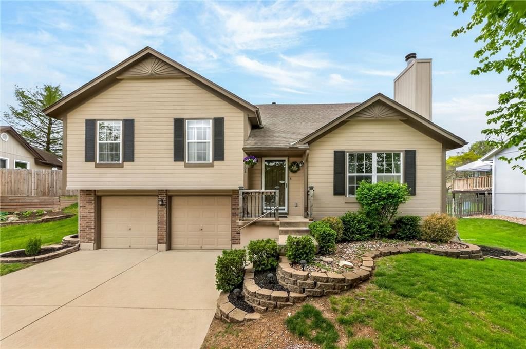 1704 NE Stonewood Drive, Lee's Summit, MO