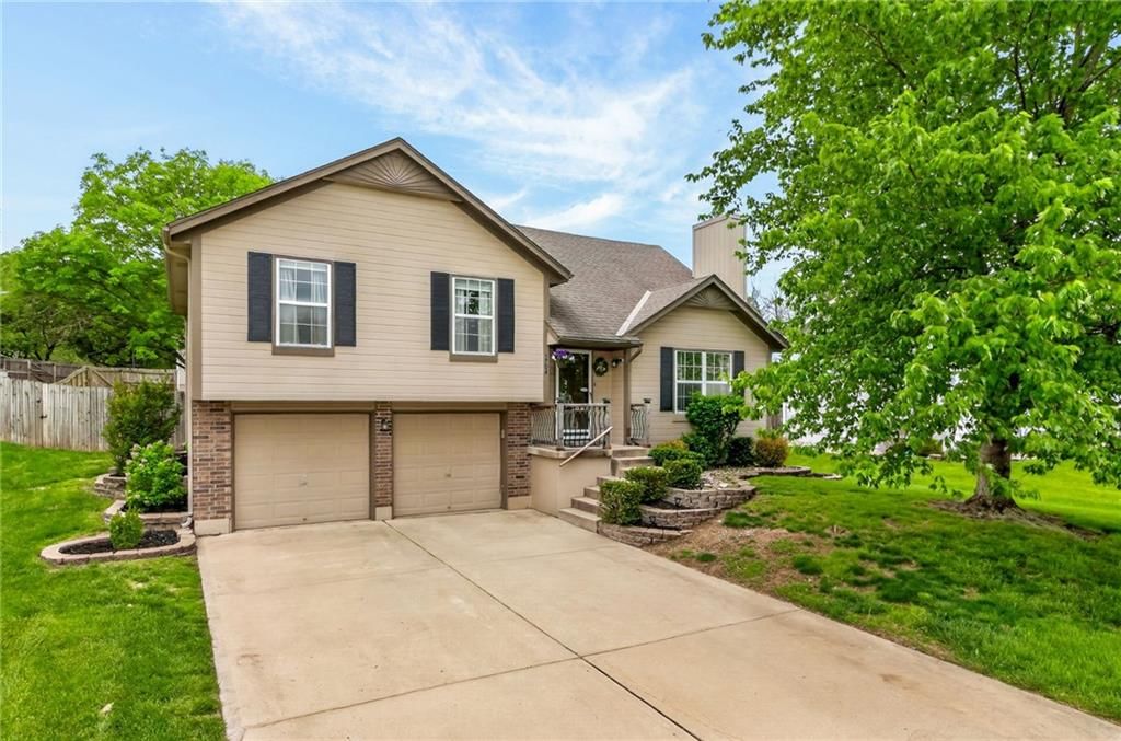 1704 NE Stonewood Drive — photo 2
