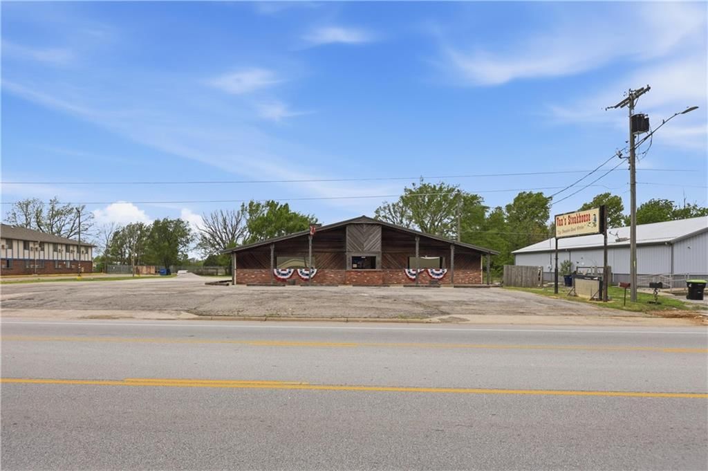 2447 Military Avenue — photo 3