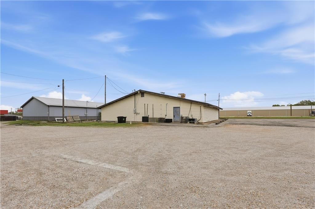 2447 Military Avenue — photo 4