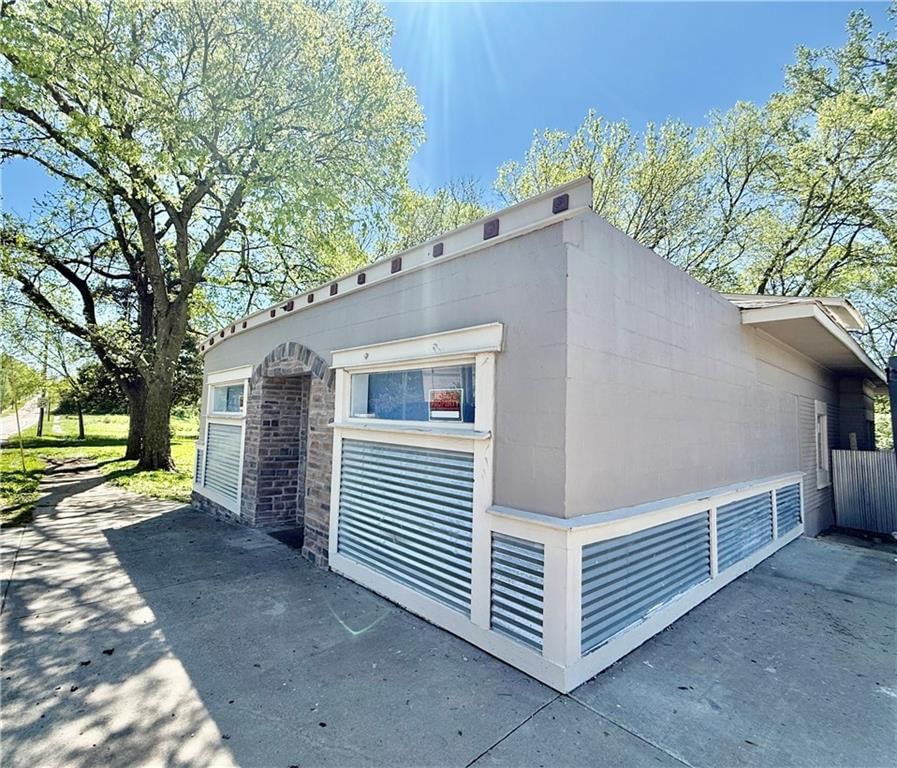 1239 W South Street — photo 2