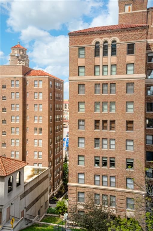 221 W 48th Street — photo 32