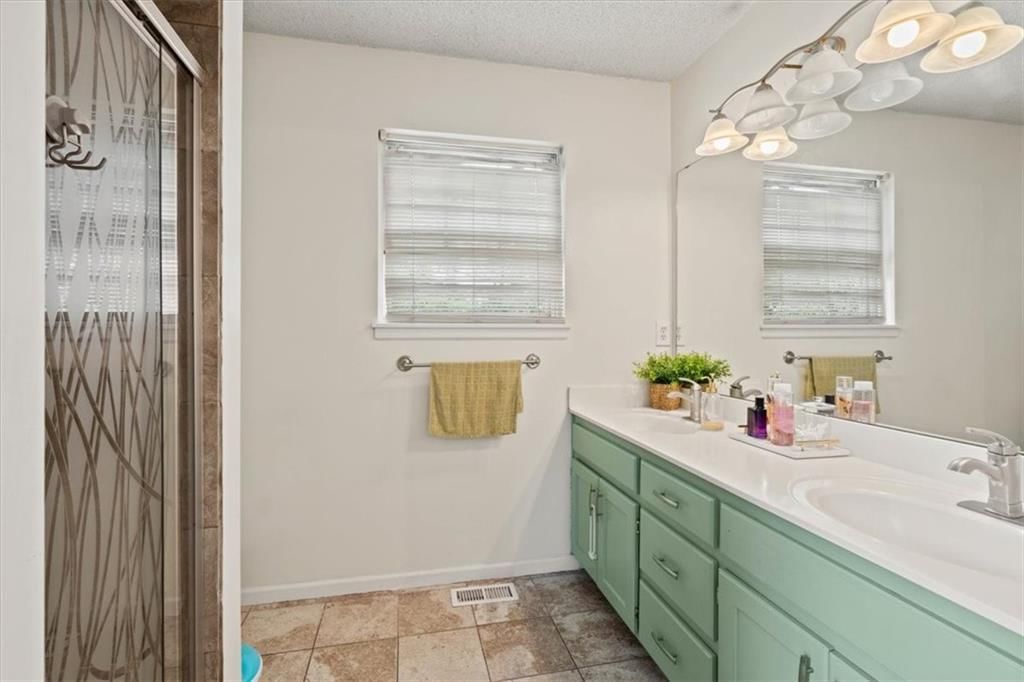 540 W Northview Street — photo 11