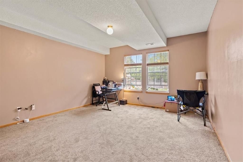 540 W Northview Street — photo 12