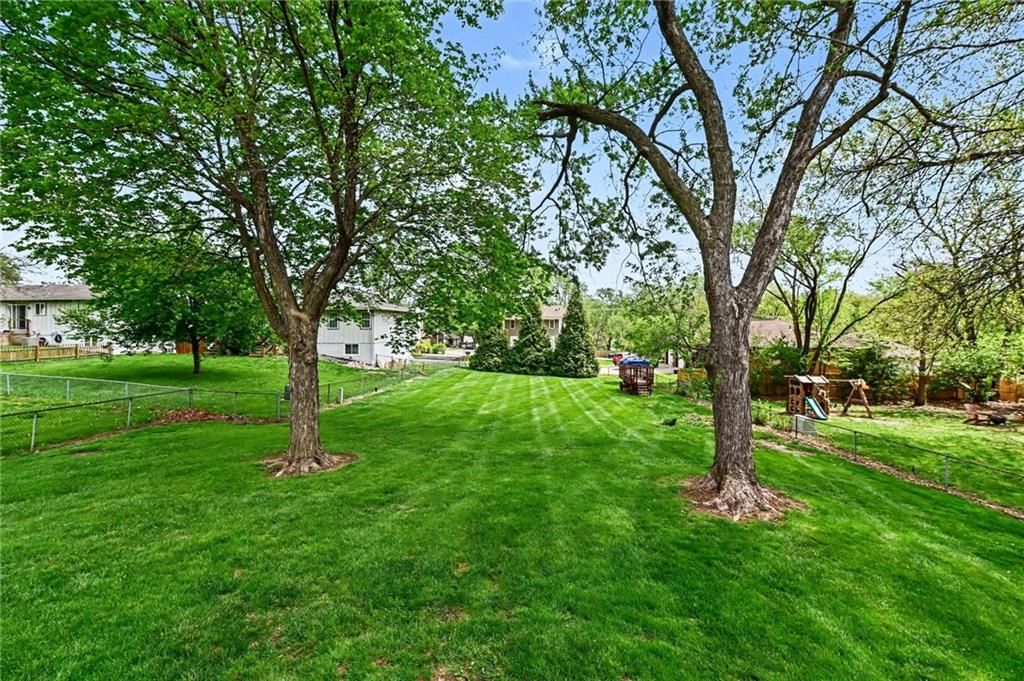 8005 N Harrison Street — photo 25