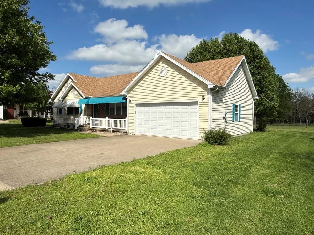 1405 S Schrock Street — photo 2