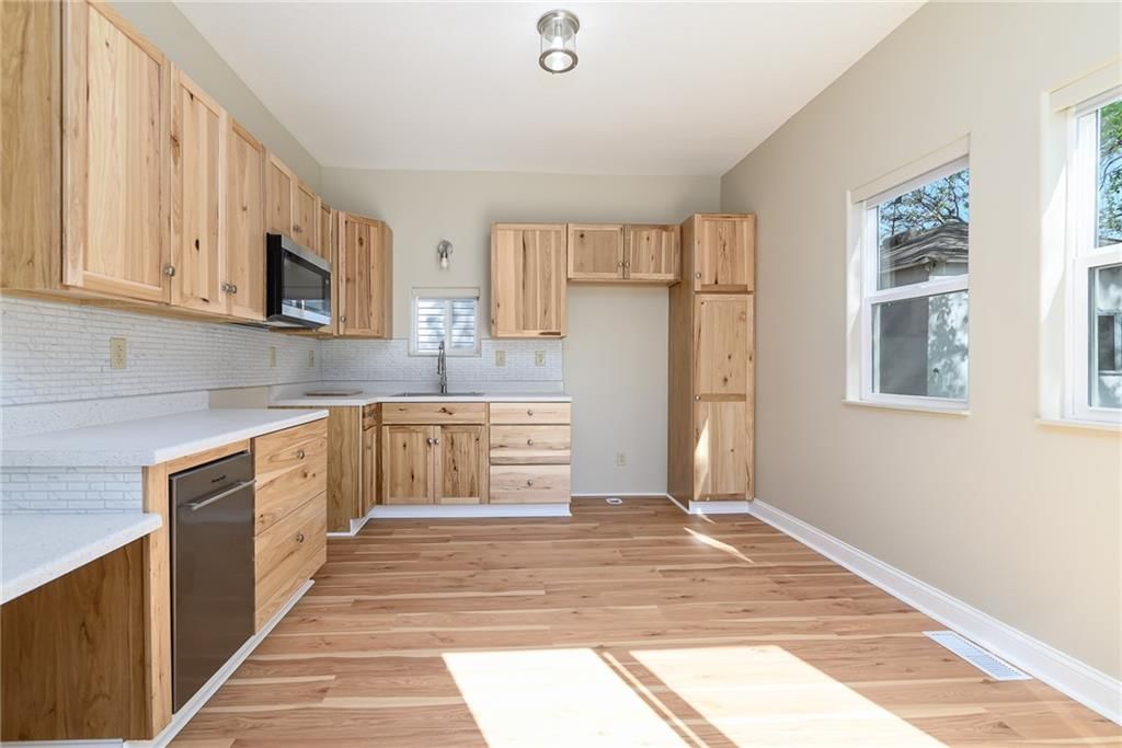 811 Dakota Street — photo 3