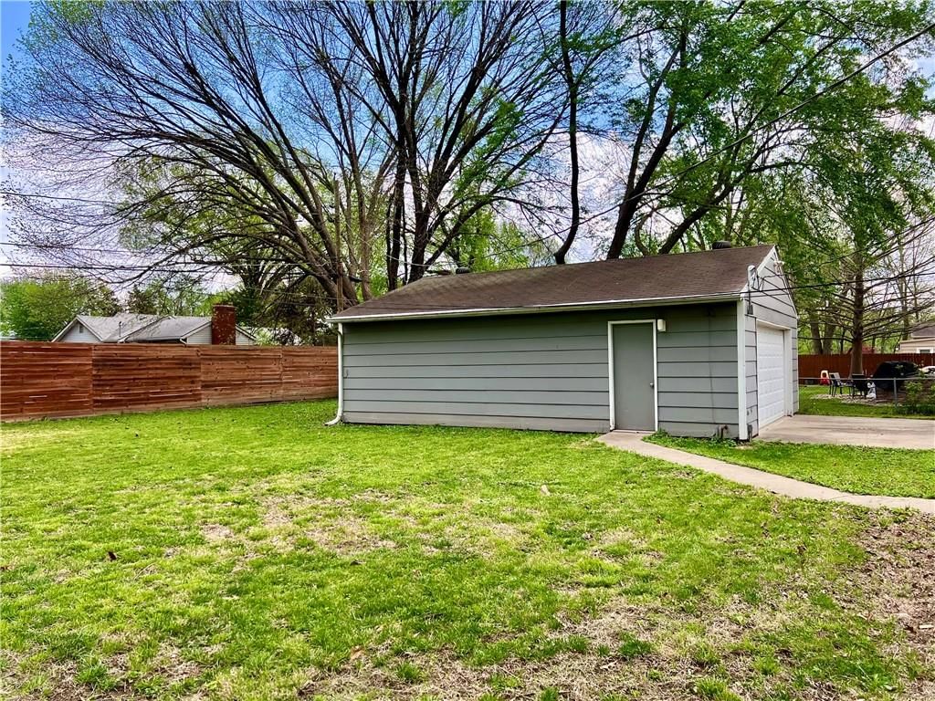 8207 Hemlock Street — photo 3