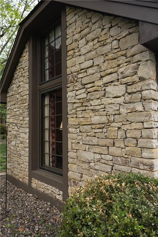 Photo 5 of 44 - 5611 NW Oak Ridge Court, Platte Woods, MO 64151