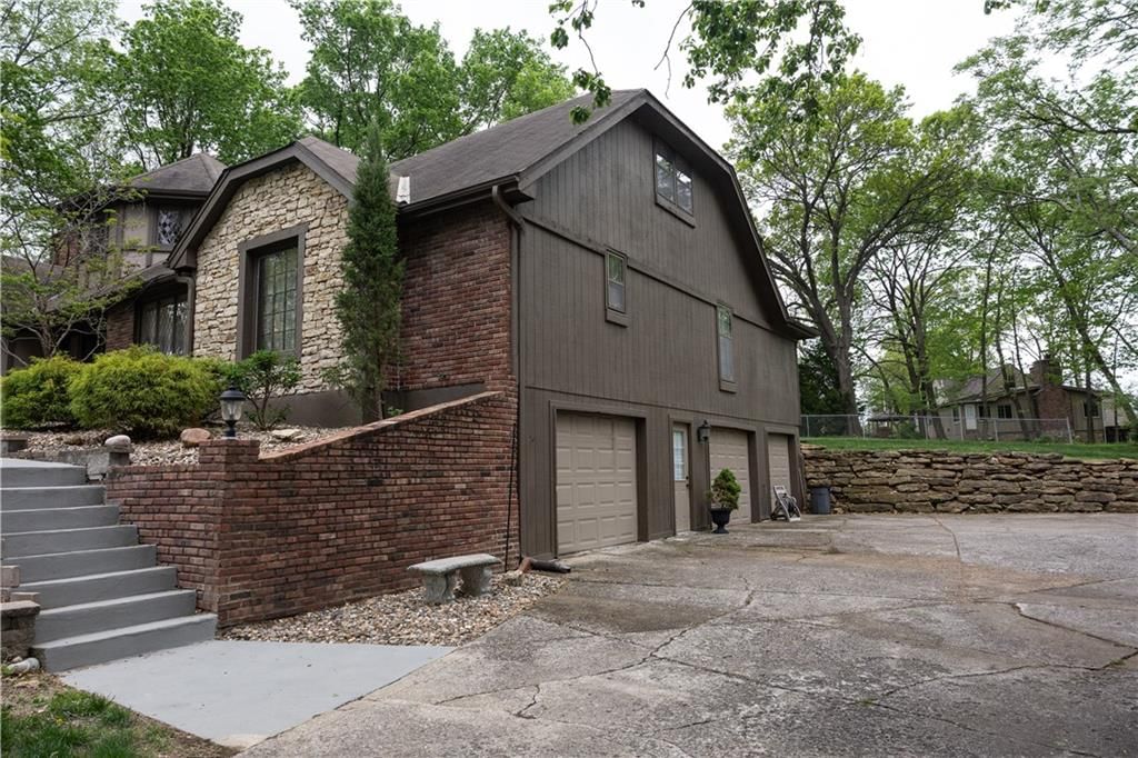 5611 NW Oak Ridge Court, Platte Woods, MO: listing photo 3