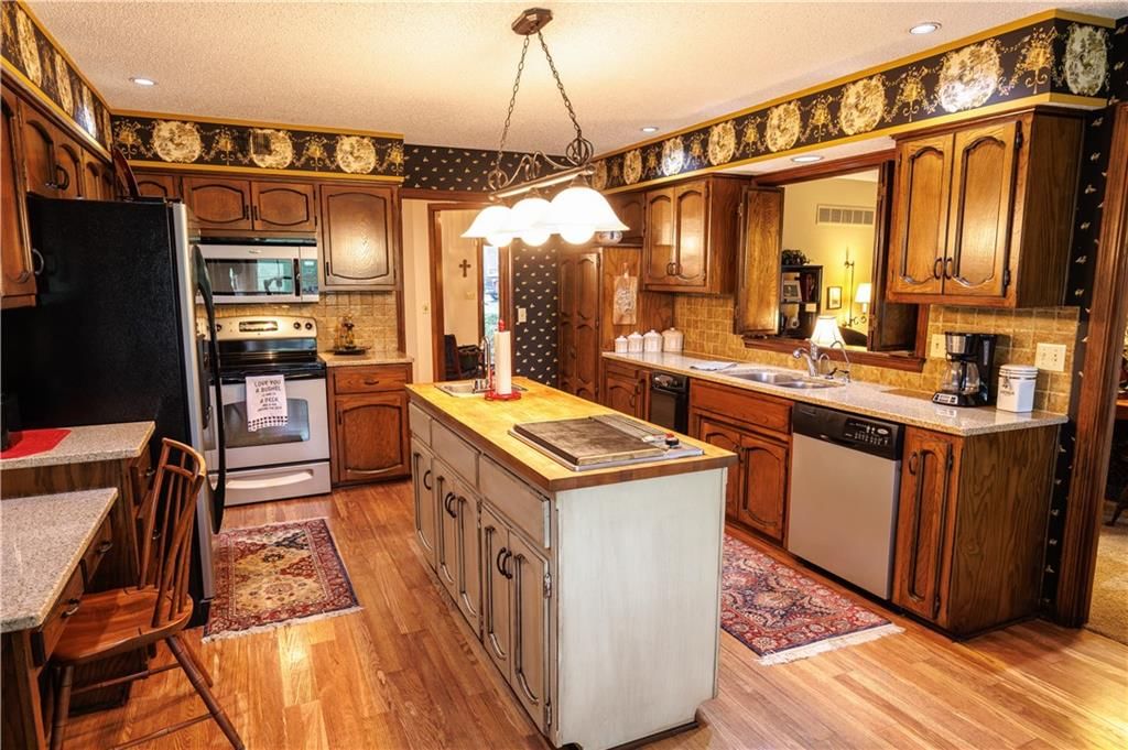 Photo 11 of 44 - 5611 NW Oak Ridge Court, Platte Woods, MO 64151