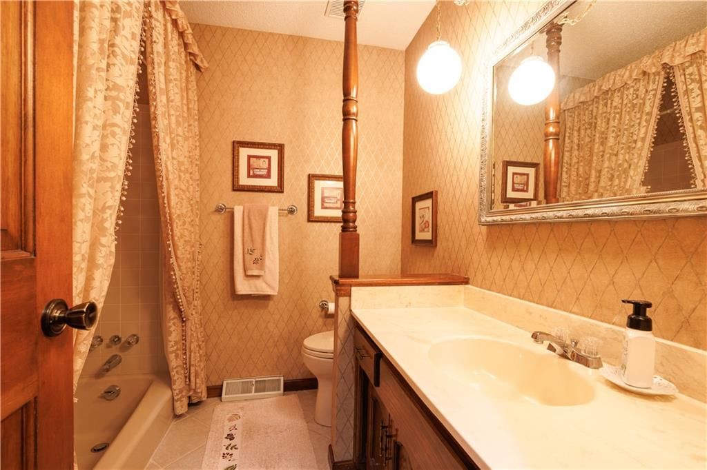 Photo 25 of 44 - 5611 NW Oak Ridge Court, Platte Woods, MO 64151