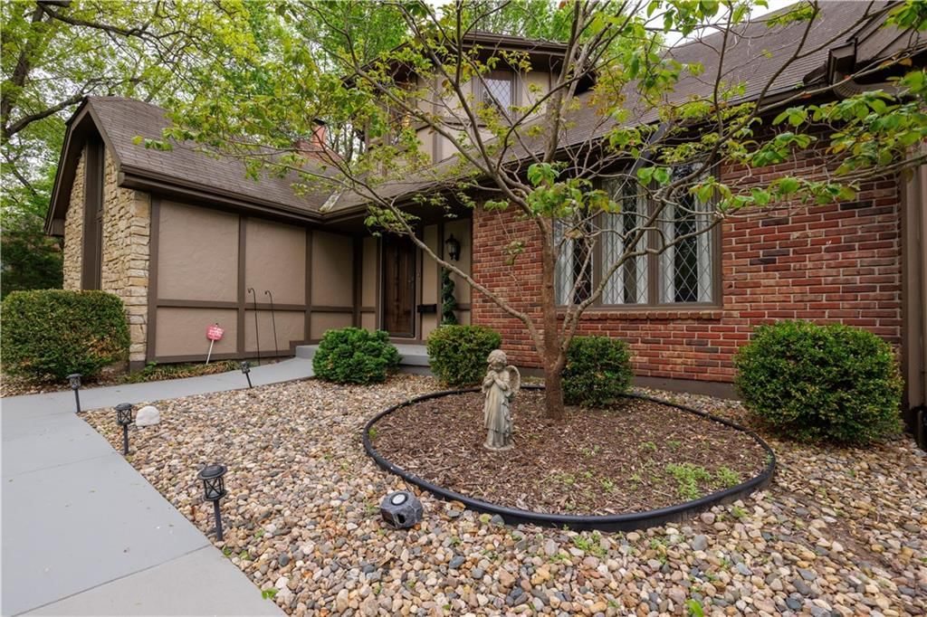 Photo 4 of 44 - 5611 NW Oak Ridge Court, Platte Woods, MO 64151