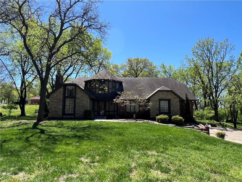 5611 NW Oak Ridge Court, Platte Woods, MO