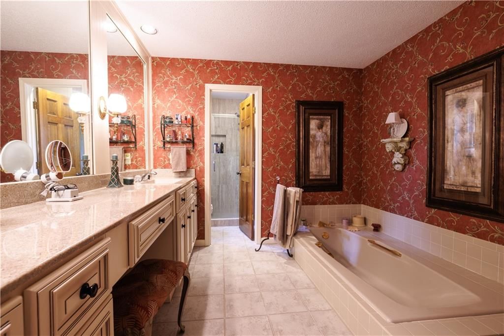 Photo 22 of 44 - 5611 NW Oak Ridge Court, Platte Woods, MO 64151