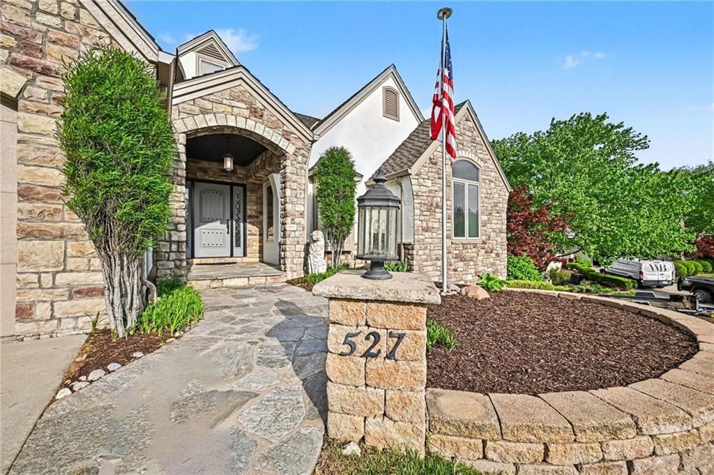 527 Canyon Drive — photo 3