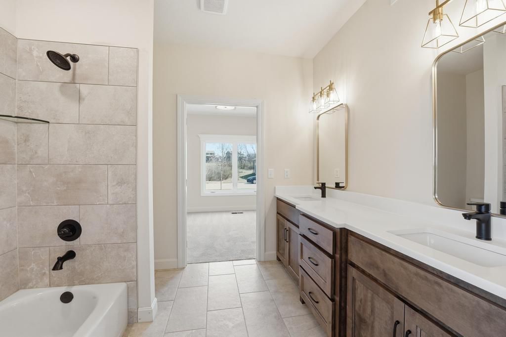 10022 N Oakland Avenue — photo 40