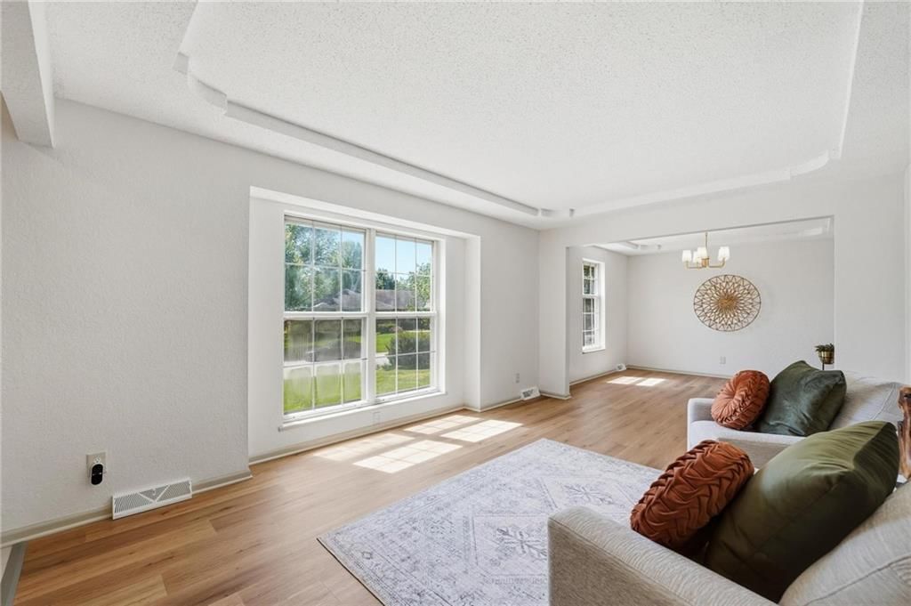211 NE Hearnes Avenue — photo 5