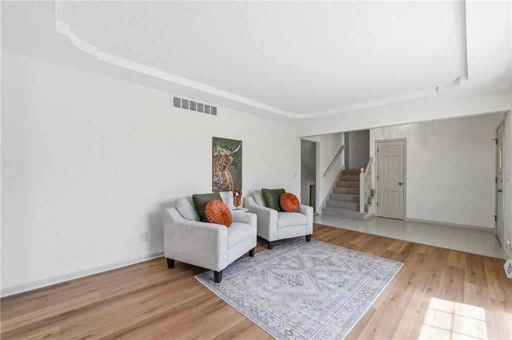 211 NE Hearnes Avenue — photo 8