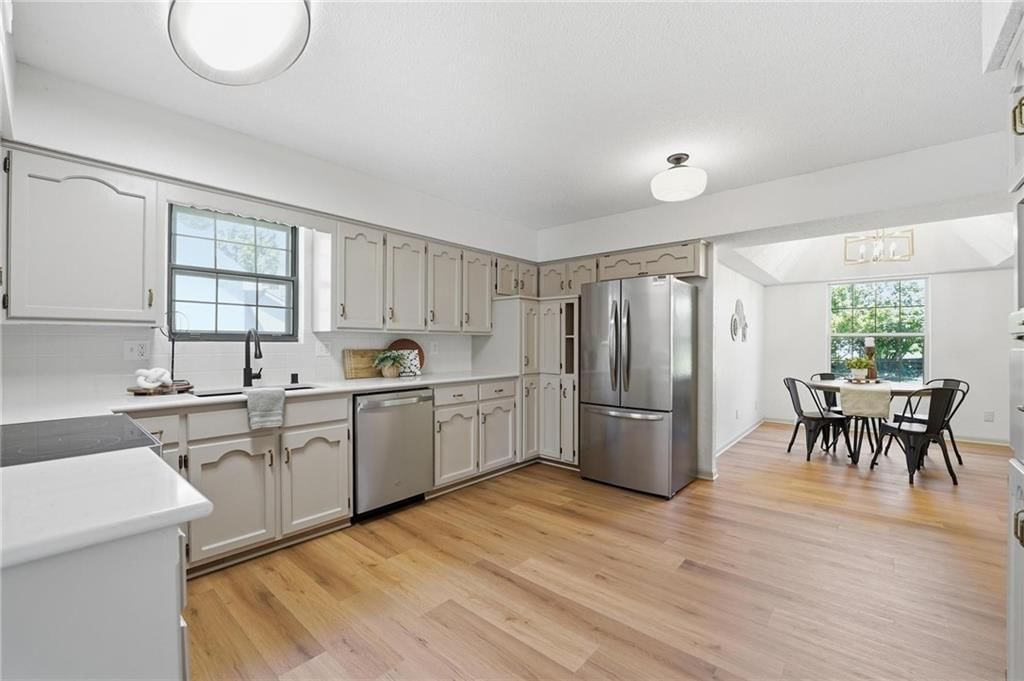 211 NE Hearnes Avenue — photo 12