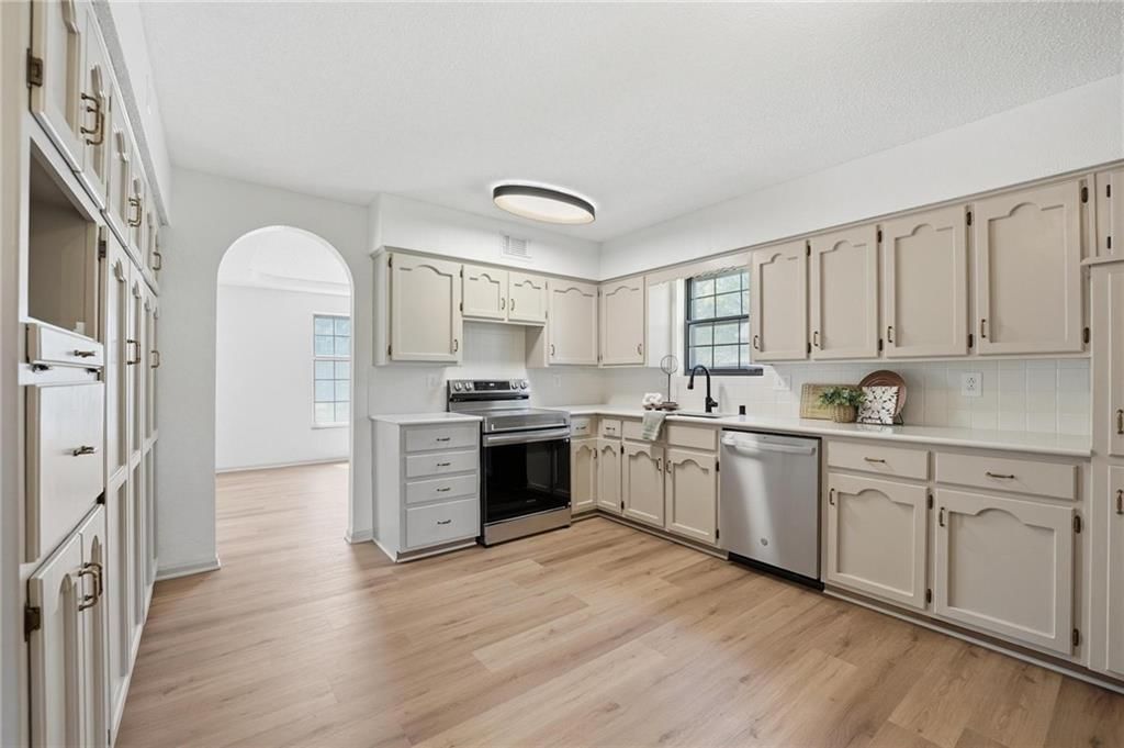 211 NE Hearnes Avenue — photo 13