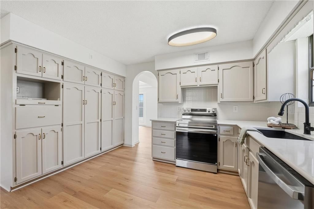 211 NE Hearnes Avenue — photo 14