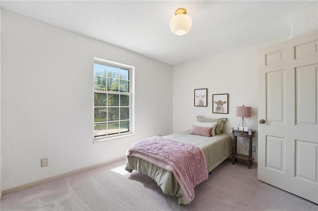 211 NE Hearnes Avenue — photo 24