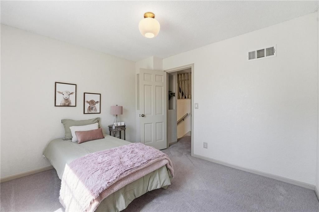 211 NE Hearnes Avenue — photo 25