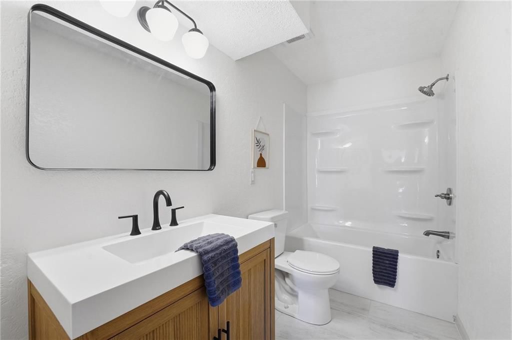 211 NE Hearnes Avenue — photo 26