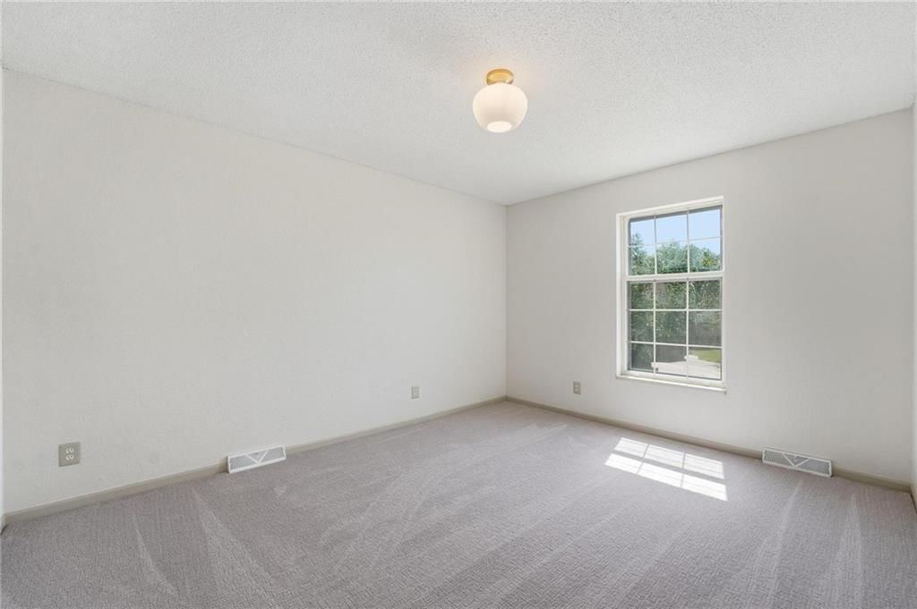 211 NE Hearnes Avenue — photo 27