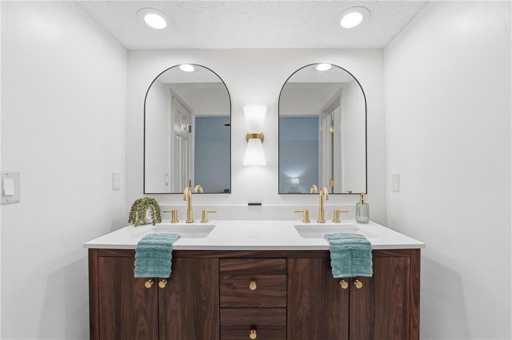 211 NE Hearnes Avenue — photo 33