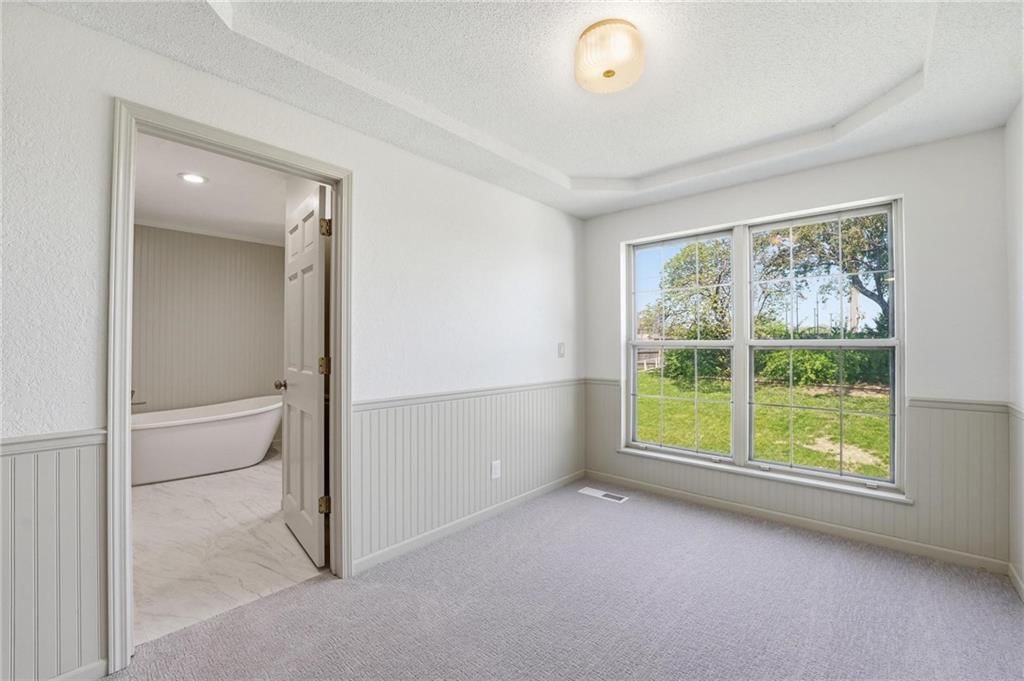 211 NE Hearnes Avenue — photo 36
